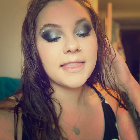 Meet your buyer/seller!💋 - Picture 3 of 17